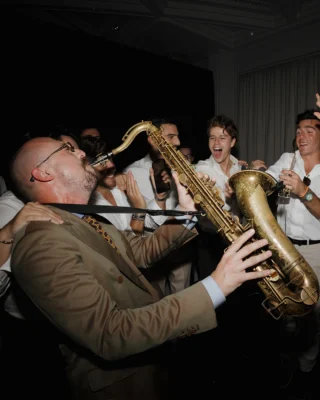 A taste of the Brotherockers’ experience🍾💫

Proud member of @theroamingagency 🥂

Venue: @montecarlobeach 
Photo: @number31photography 
Video: @clipheart_weddings 
Planner: @alaisagency 
Fleuriste @maison.fiori.nice 
Coiffeure: @coiffuresdereve 
Make up: @islemmakeup 
Papeterie: @multiprint.monaco 

#roamingband #destinationweddings #weddingplanner #luxuryweddings #luxuryentertainment