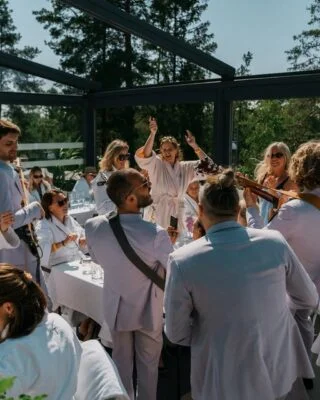 Giving Norway a taste of how to celebrate summer, French Riviera style! 🇳🇴🇫🇷
Venue: @thewellspahotel 
Proud member of @theroamingagency 

#roamingband #destinationweddings #weddingplanner #luxuryweddings #luxuryentertainment