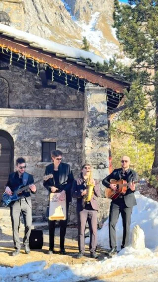 Wishing you all a wonderfull Christmas from Val d'Isere 🎄🎁 ❄️

 #Roamingband #luxuryevents  #strollingband #eventplanner  #luxuryentertainment weddingplanner acousticband luxuywedding destinationwedding privateparty 

Proud member of @theroamingagency