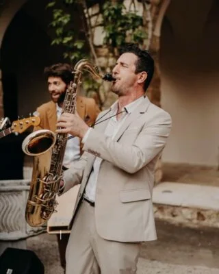 Rain on your special day? The Kingsmen will have you thinking Plan B was the dream all along! 🌧 ✨

Photo: @ayataweddings 
Planner: @mc2monamour_toulouse 

 #Roamingband #luxuryevents  #strollingband #eventplanner  #luxuryentertainment #weddingplanner #acousticband #luxuywedding #destinationwedding #privateparty 

Proud member of @theroamingagency