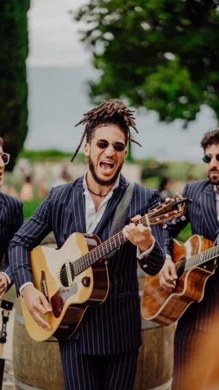 Sometimes all you need is to let go and feel the music 🎵

@chateaucremat 
@theroamingagency 

#Roamingband #luxuryevents  #strollingband #eventplanner  #luxuryentertainment #weddingplanner #acousticband #luxuywedding #destinationwedding #privateparty #theroamingagency