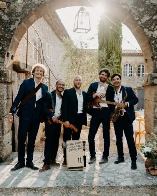 Your favorite band featuring Sebastian on the saxophone for a very happy bride! 👰🏻 ❤️

Thank you @thomas.dalfarra for the amazing pictures 📸

Planner: @alexandrabwedding 
Video: @jonathan.bernard.films 
Venue: @notredamedeconil 

#Roamingband #luxuryevents  #strollingband #eventplanner  #luxuryentertainment #weddingplanner #acousticband #luxuywedding #destinationwedding #privatepartySome

Proud member of: @theroamingagency