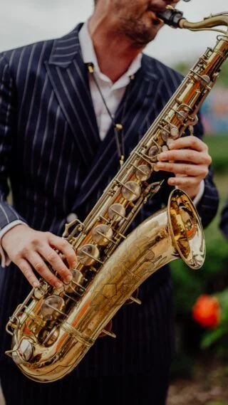 A killer sax solo replacing the sound of violins Dean Martin was hearing? Well it is for the best! 🎷 🔥

@chateaucremat 
@theroamingagency 

#Roamingband #luxuryevents  #strollingband #eventplanner  #luxuryentertainment #weddingplanner #acousticband #luxuywedding #destinationwedding #privateparty #theroamingagency