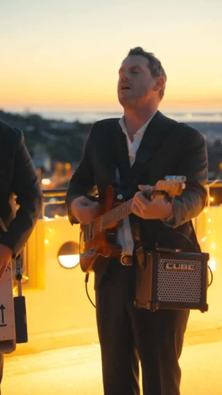 Giving our guests powerful and elegant vocals under an unmatched sunset ✨🌅

Proud member of @theroamingagency 💫 

#luxuryweddings #destinationwedding #bridetobe #weddingmusic #luxuryweddingplanner